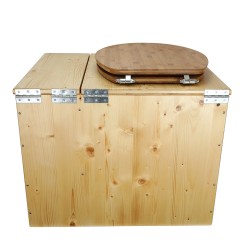 Toilette sèche en bois huilé avec bac intégré à droite, abattant bambou seau inox et bavette inox. Hauteur PMR 50 cm.