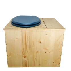 Toilette sèche en bois huilé avec bac intégré à droite, abattant bleu, seau inox et bavette inox. Hauteur PMR 50 cm.