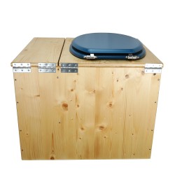 Toilette sèche en bois huilé avec bac intégré à droite, abattant bleu, seau inox et bavette inox. Hauteur PMR 50 cm.