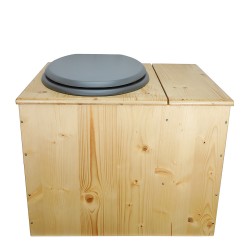 Toilette sèche en bois huilé avec bac intégré à droite, abattant gris, seau inox et bavette inox. Hauteur PMR 50 cm.
