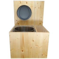 Toilette sèche en bois huilé avec bac intégré à droite, abattant gris, seau inox et bavette inox. Hauteur PMR 50 cm.