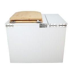 Toilette sèche en bois blanc rehaussée avec bac à copeaux de bois, bavette inox et seau 20 litres plastique, abattant "D" huilé