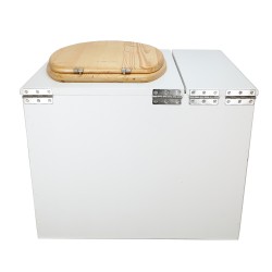 Toilette sèche en bois blanc avec bac intégré, abattant bois huilé, seau inox et bavette inox. Hauteur PMR 50 cm.