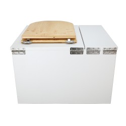 Toilette sèche en bois blanc avec bac intégré, abattant bois forme "D" huilé. Livré complet avec bavette inox et seau 22 litres