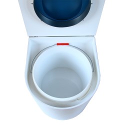 toilette sèche rehaussé arrondie bois blanc, abattant bleu nuit, seau plastique 22 L, bavette inox. hauteur d'assise de 50 cm