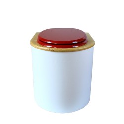 toilette sèche arrondie blanche, couvercle huilé, abattant rouge, seau plastique 22 litres, bavette inox. modèle rehaussé PMR