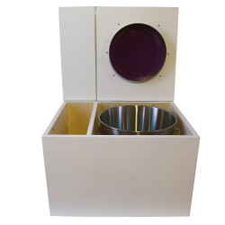 Toilette sèche avec bac à copeaux de bois. bois blanc, abattant violet. Livré avec bavette inox et seau inox 22 litres