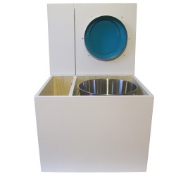Toilette sèche en bois blanc avec bac intégré, abattant bleu turquoise, seau inox et bavette inox. Hauteur PMR 50 cm.