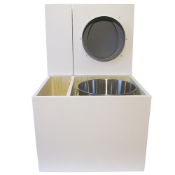 Toilette sèche en bois blanc avec bac intégré, abattant gris, seau inox et bavette inox. Hauteur PMR 50 cm.
