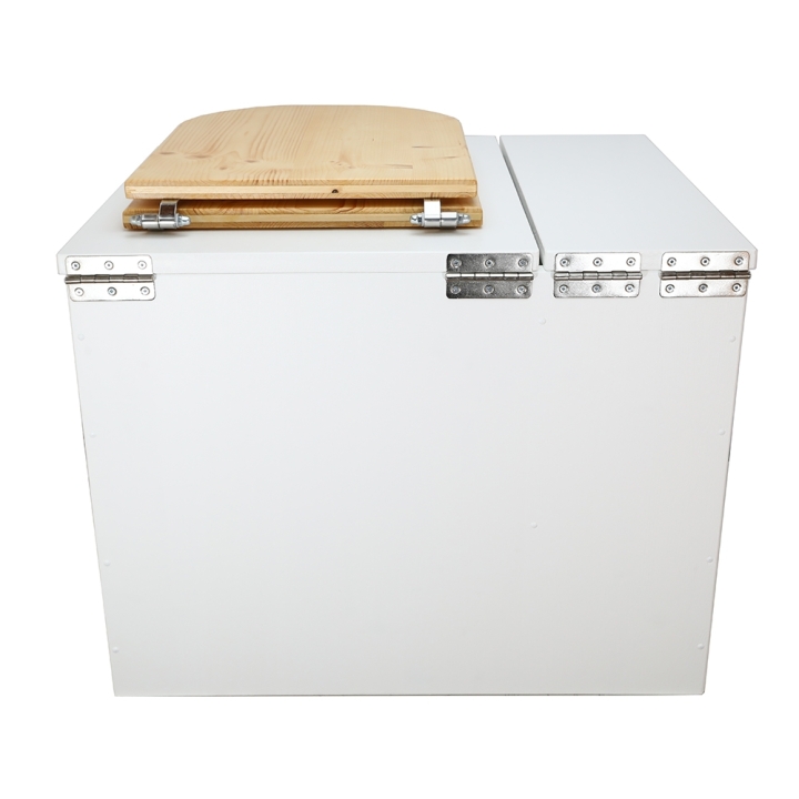 Toilette sèche rehaussée en bois blanc avec bac intégré. Livré avec bavette inox et seau 22 litres. abattant huilé en forme de D