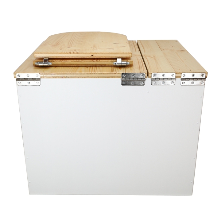Toilette sèche rehaussée en bois blanc/huilé avec bac intégré. Livré avec bavette inox et seau 22L. abattant huilé en forme de D
