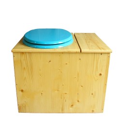 Toilette sèche en bois huilé avec bac intégré à droite, abattant turquoise, seau inox et bavette inox. Hauteur PMR 50 cm.