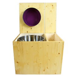 Toilette sèche en bois huilé avec bac intégré à droite, abattant violet, seau inox et bavette inox. Hauteur PMR 50 cm.