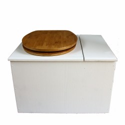 Toilette sèche blanche avec bac à copeaux de bois à droite, bavette inox et seau 22L, abattant bambou