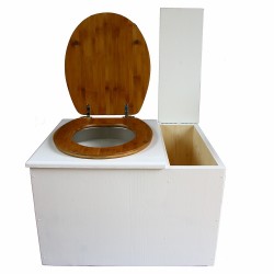 Toilette sèche blanche avec bac à copeaux de bois à droite, bavette inox et seau 22L, abattant bambou