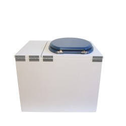 Toilette sèche rehaussée en bois blanc avec bac intégré à droite. Livré avec bavette inox et seau 22 litres. abattant bleu