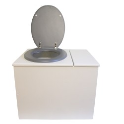 Toilette sèche rehaussée en bois blanc avec bac intégré à droite. Livré avec bavette inox et seau 22 litres. abattant gris
