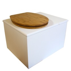Toilette sèche en bois blanc avec bac à copeaux de bois à droite. Livré avec bavette inox et seau inox, abattant bambou