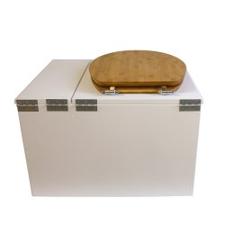 Toilette sèche en bois blanc avec bac à copeaux de bois à droite. Livré avec bavette inox et seau inox, abattant bambou