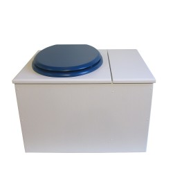 Toilette sèche en bois blanc avec bac à copeaux de bois à droite. Livré avec bavette inox et seau inox, abattant bleu