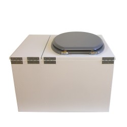Toilette sèche en bois blanc avec bac à copeaux de bois à droite. Livré avec bavette inox et seau inox, abattant gris