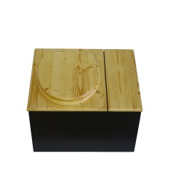 Toilette sèche avec bac à copeaux de bois intégré à droite, finition noire/huilé, abattant bois huilé avec bavette et seau inox